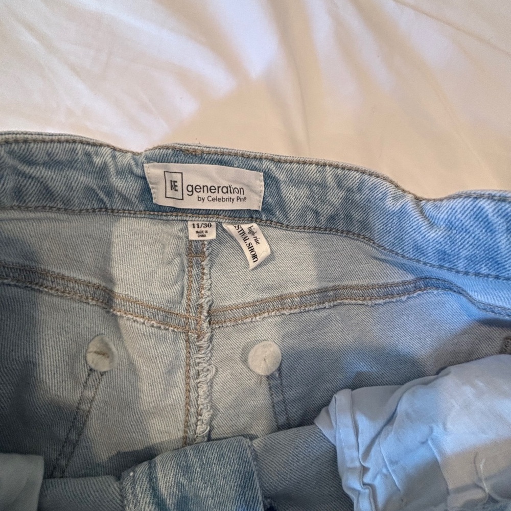 Stylish Frayed Hem Denim Shorts Y2K - Picture 3 of 3